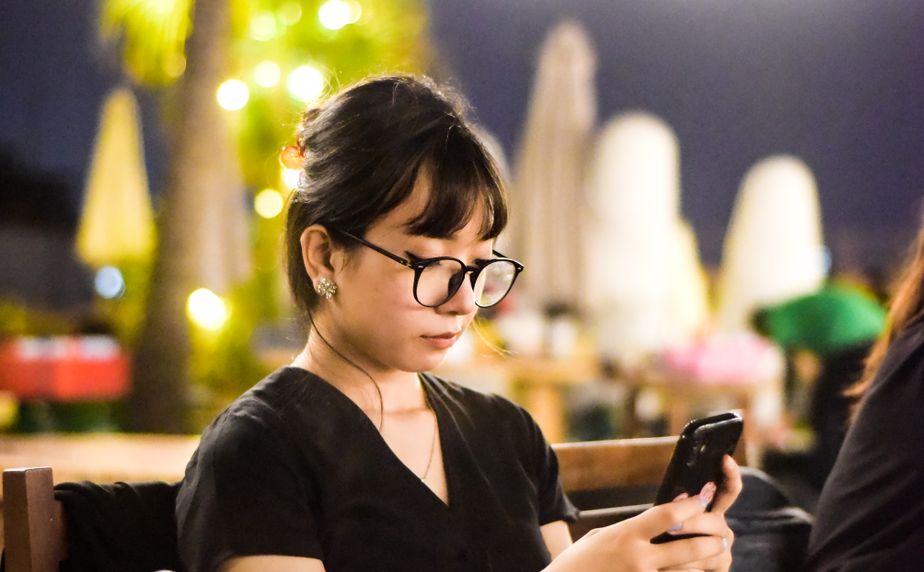 Online dating: starting a conversation on a niche platform