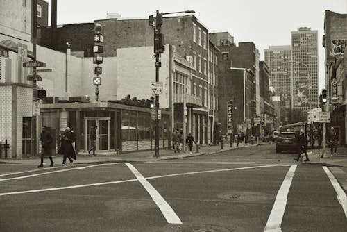 Immagine gratuita di bianco e nero, camminando, centro città