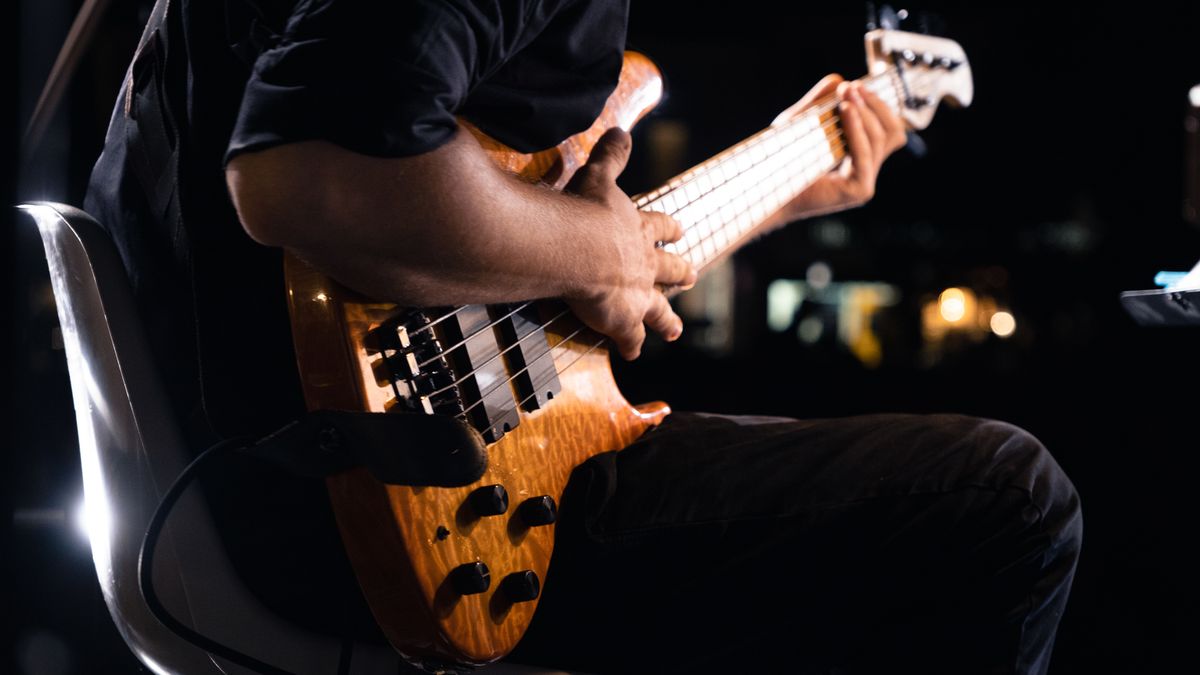 ライブで演奏するギタリストの手元