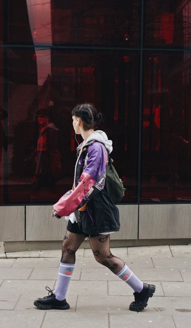 Lila, Rosa und gemusterte Strumpfhose – heute steh ich zu allem und liebe es 💜
#lookdestages #multicolor #jacket #hoodie
