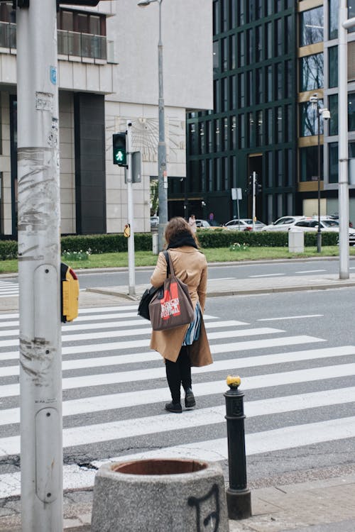 Foto profissional grátis de andando, calçamento, cidade