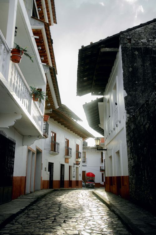Free Sunlit cobblestone alley in Cuetzalan showcasing traditional architecture and a serene ambiance. Stock Photo