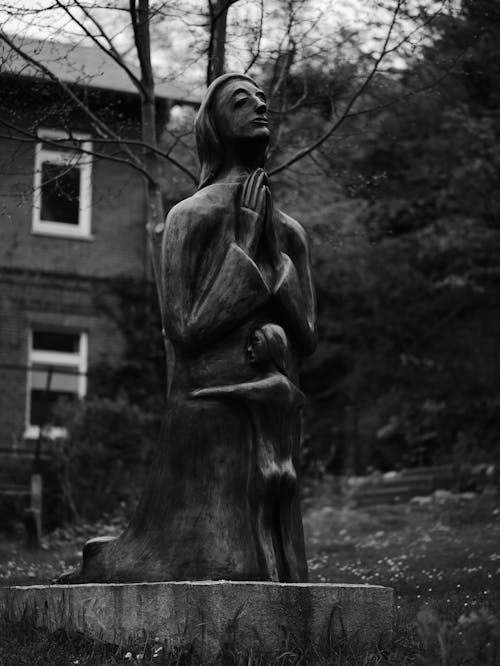 Free Statue of a Mother and Child in Grayscale Photography Stock Photo