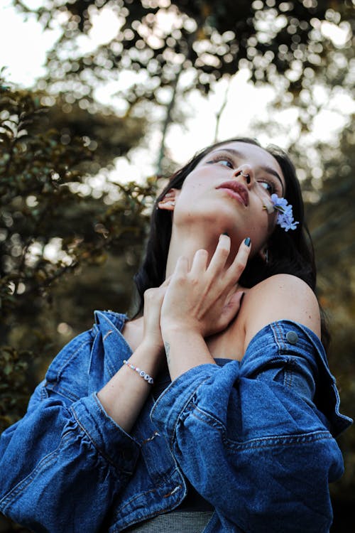 Photos gratuites de anneau dans le nez, femme, fleurs bleues