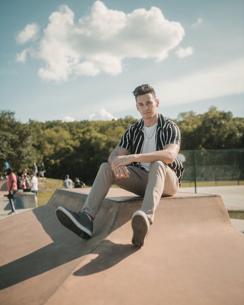 Gratis stockfoto met aarde, bewolkte lucht, gestreept shirt