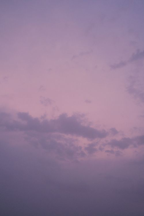 Free Beautiful purple twilight sky with scattered clouds, perfect for serene backgrounds. Stock Photo