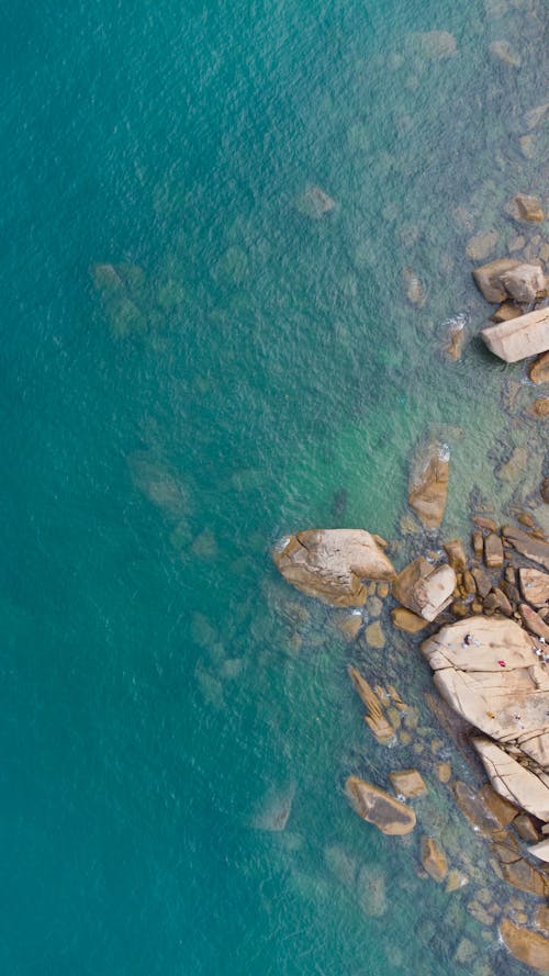 Free Brown Rocks on Body of Water Stock Photo