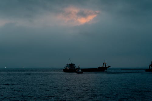 Kostnadsfri bild av fartyg, hav, molnig himmel