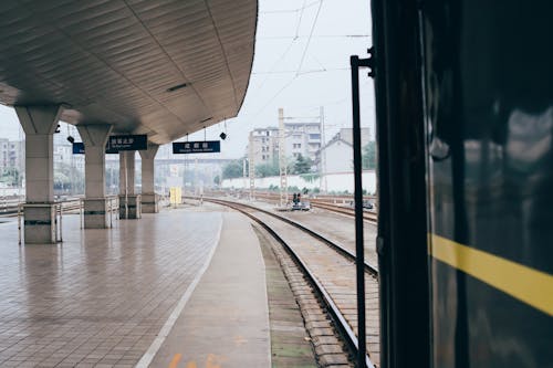 Foto profissional grátis de desocupado, estação de trem, sistema de transporte