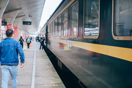 antrenman yaptırmak, tren istasyonu, ulaşım sistemi içeren Ücretsiz stok fotoğraf