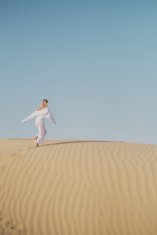Безкоштовне стокове фото на тему «біжить, біла сукня, блакитне небо»