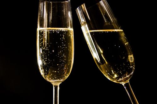 Free Close-up of champagne glasses with bubbles against a black background, perfect for celebrations. Stock Photo