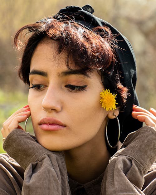 Asyalı kadın, bandana, çember küpe içeren Ücretsiz stok fotoğraf