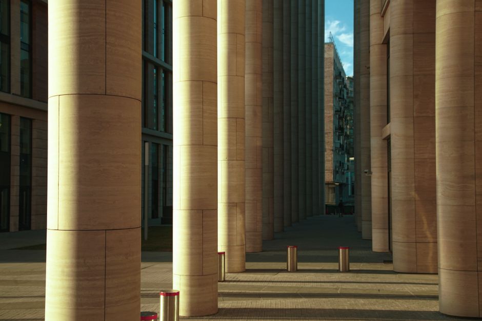Columnas arquitectónicas elegantes bañadas por la cálida luz del sol crean un diseño moderno impactante.