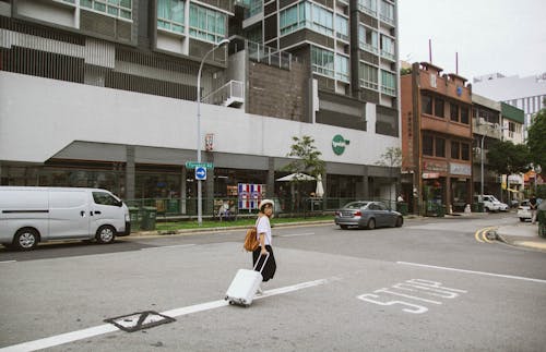 Mujer Tirando De La Bolsa De Equipaje Mientras Camina Hacia El Edificio