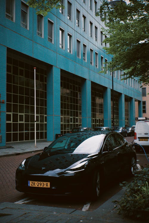 Free Black Car Parked Near Building Stock Photo