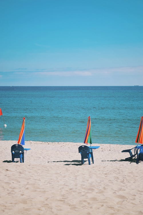 Δωρεάν στοκ φωτογραφιών με θάλασσα, καλοκαίρι, καρέκλες Φωτογραφία από στοκ φωτογραφιών