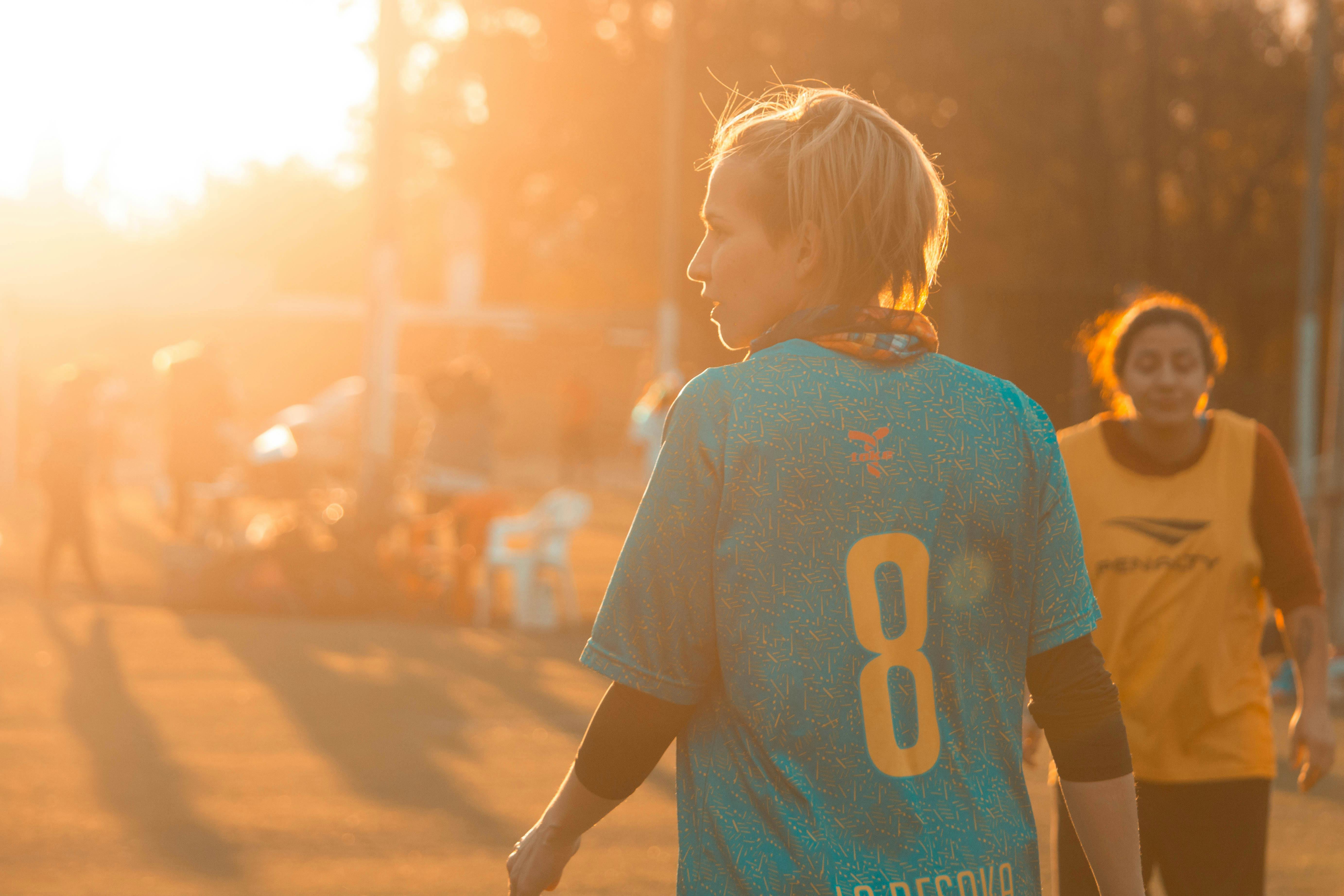 Foto de stock gratuita sobre amanecer, campo de fútbol, desgaste