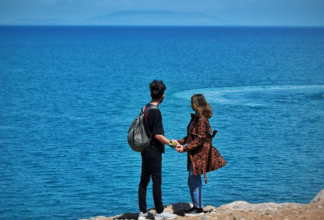 Online dating: starting a conversation on a niche platform