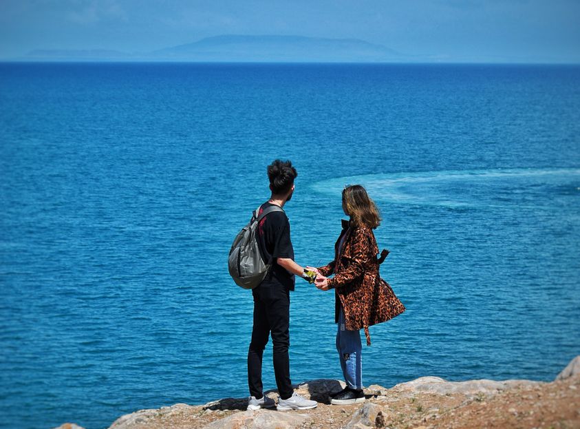 Online dating: starting a conversation on a niche platform