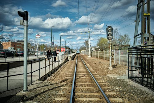 Kostenloses Stock Foto zu bahnstrecke, bäume, bewölkter himmel