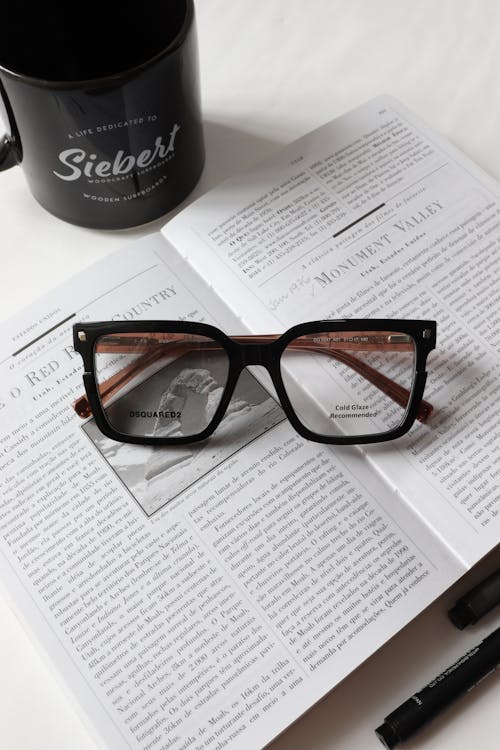 Fotobanka s bezplatnými fotkami na tému dioptrické okuliare, nad hlavou, otvorená kniha