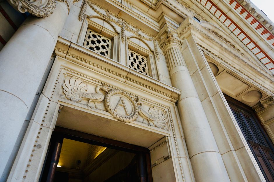 Diseño arquitectónico elegante con detalles ornamentados y columnas en la fachada de un edificio en Londres.
