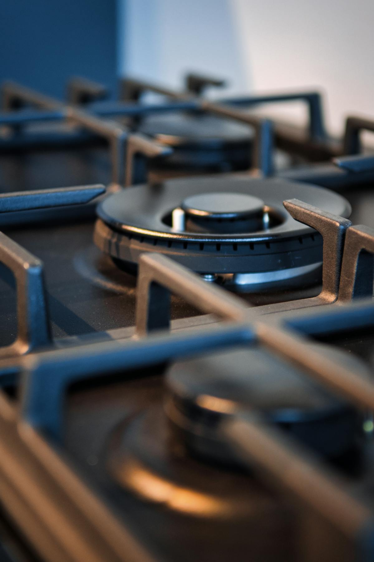 Primo piano di piano cottura a gas con manopole e bruciatori visibili