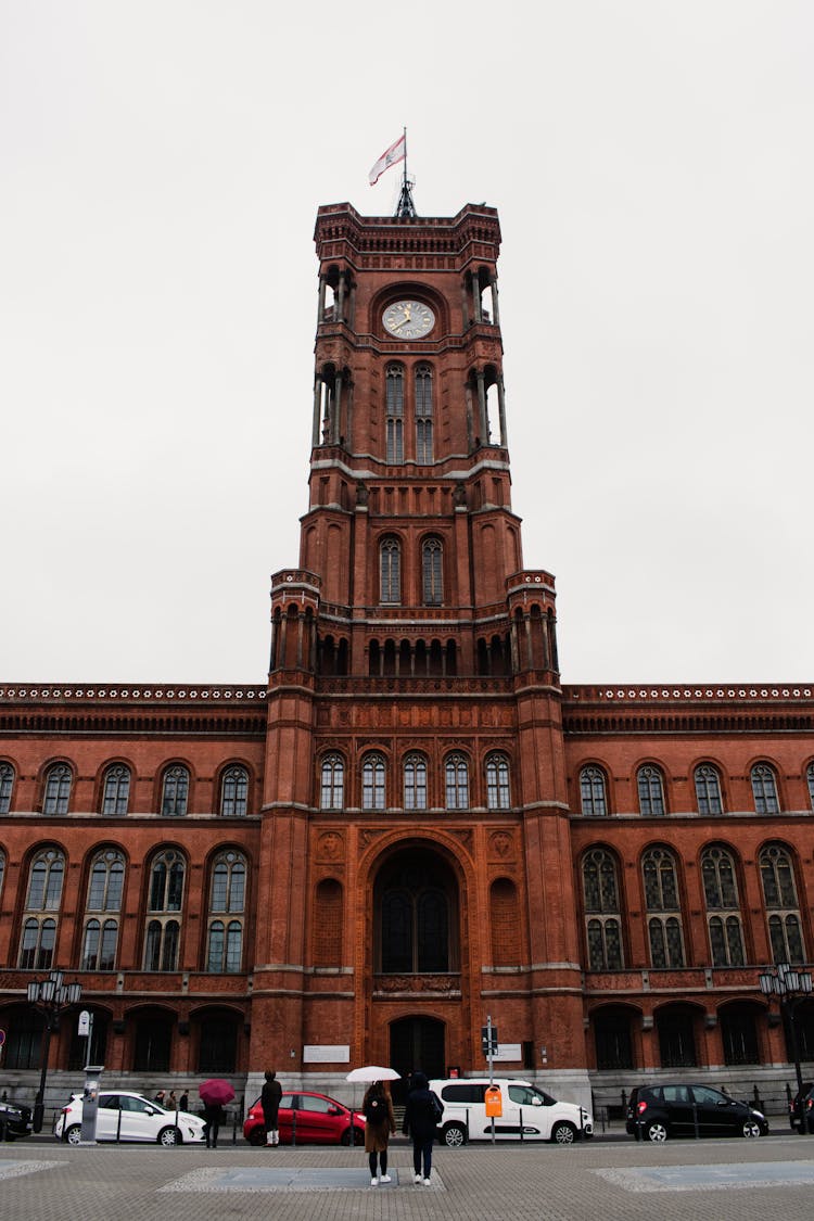 Rotes Rathaus Under Clear Sky 