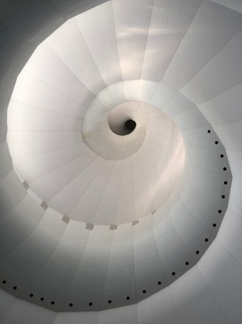 Gratis Konstruksi Spiral Yang Kokoh Dengan Garis Vertikal Foto Stok