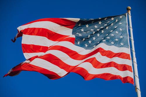 Kostenloses Stock Foto zu amerikanisch, blauer himmel, fahnenstange