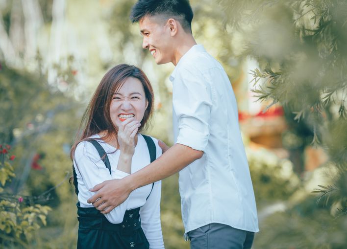 Online dating: starting a conversation on a niche platform