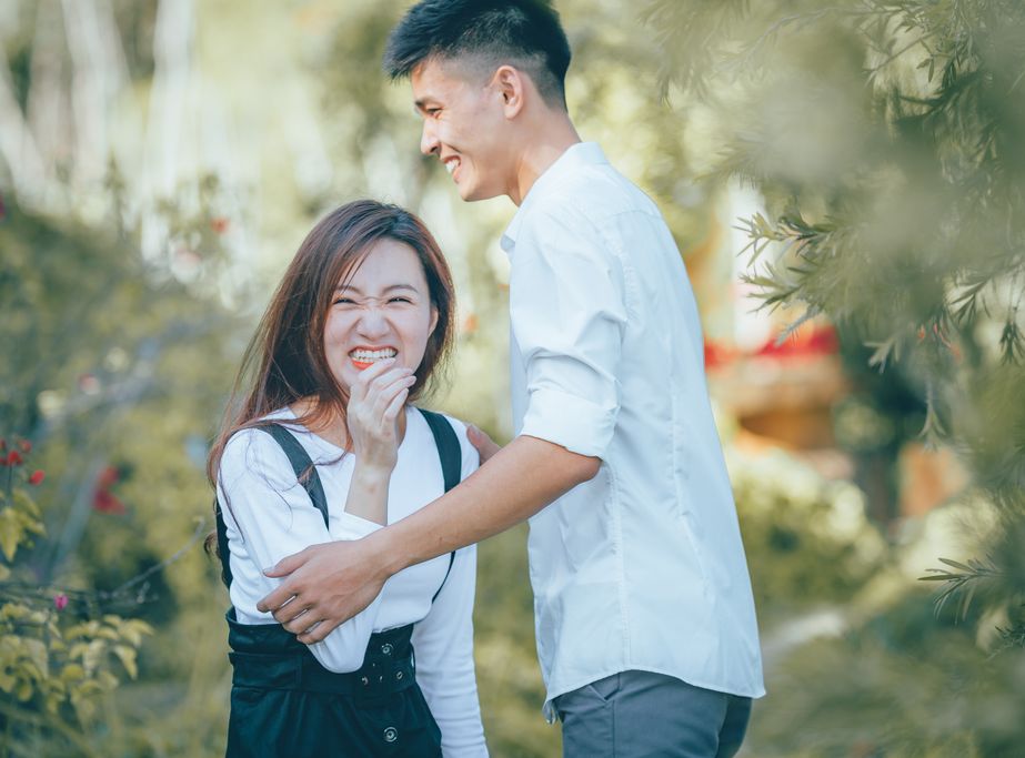 Online dating: starting a conversation on a niche platform