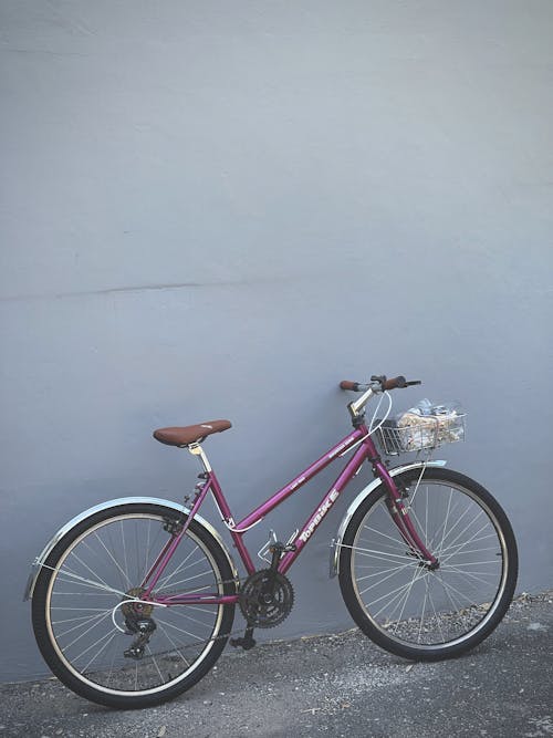 Безкоштовне стокове фото на тему «бетонна стіна, велосипед, вертикальні постріл»