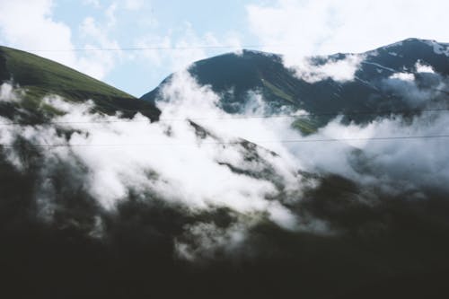 Gunung Yang Tertutup Salju Di Bawah Awan Biru