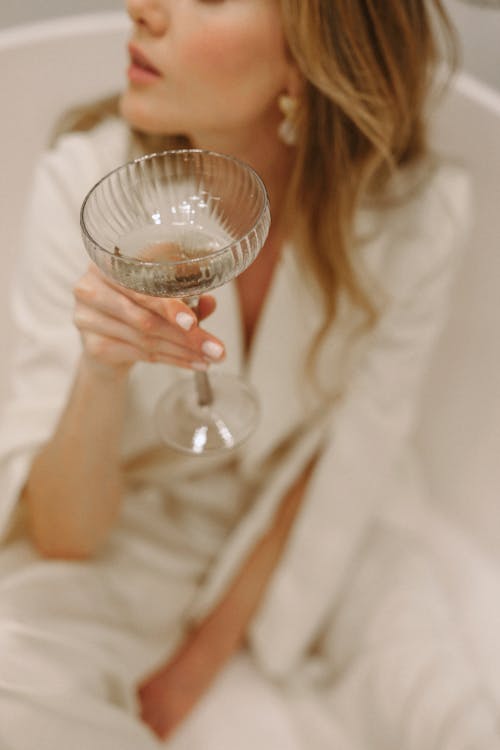 Darmowe zdjęcie z galerii z biała sukienka, kobieta, lampka wina
