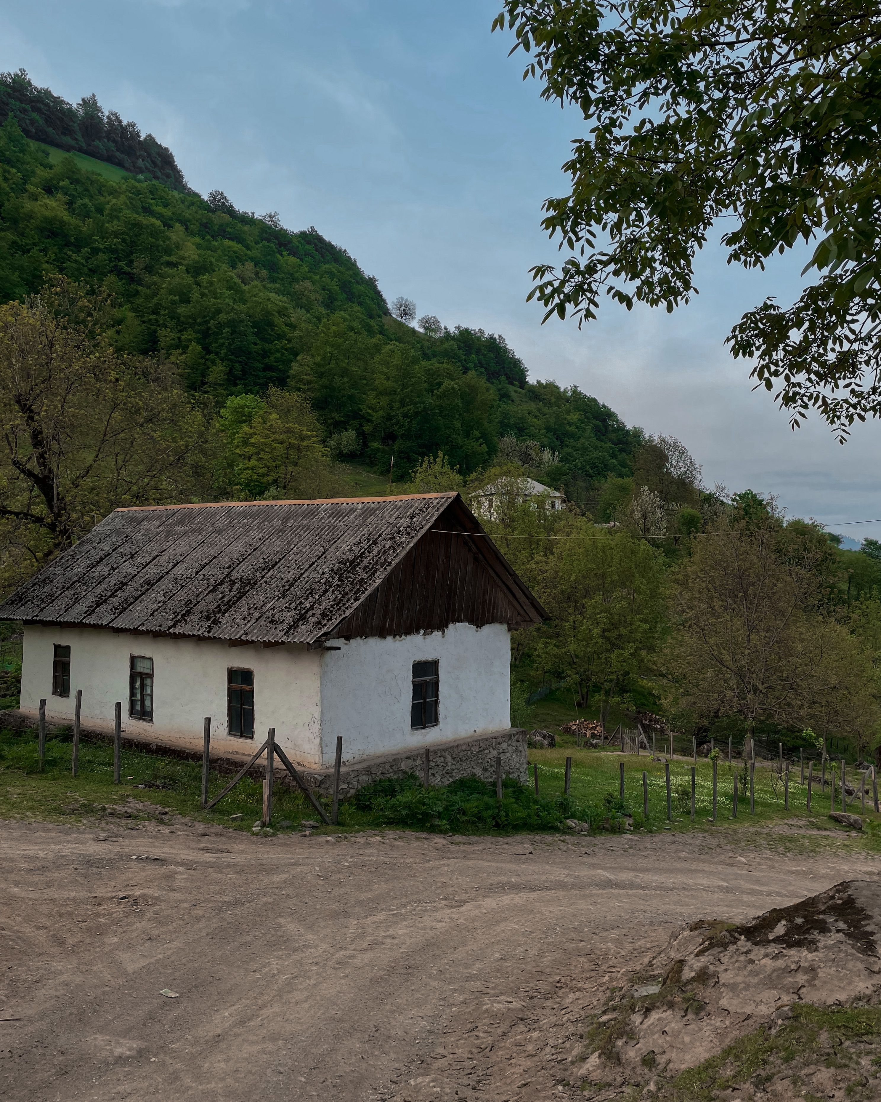 White and Brown House Near Green Mountain · Free Stock Photo