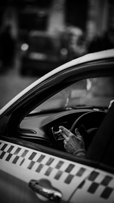 Fotomural Una imagen en monocromo que muestra a un taxista fumando mientras conduce por Estambul, Turquía.