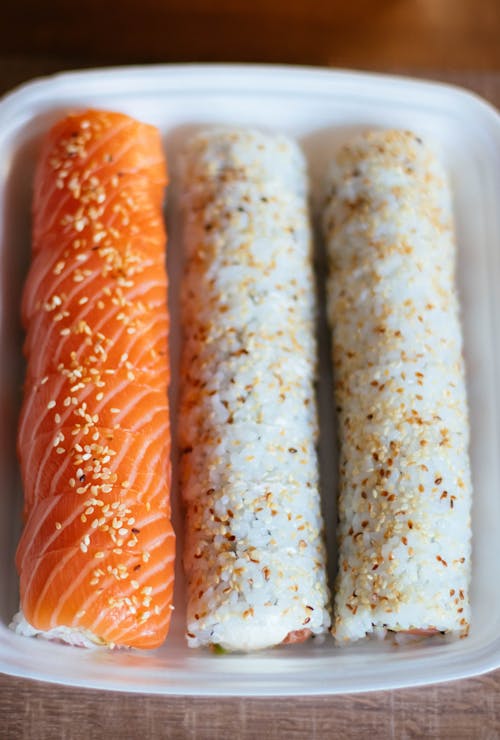 Drei Sushi Rollen Im Weißen Plastikbehälter