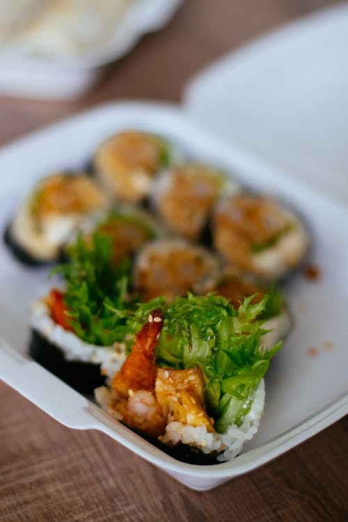 Sushi Auf Kunststoffkoffer Auf Holzplanke