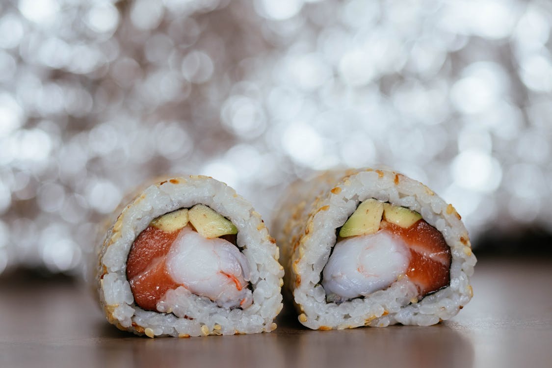 Fokusfotografie Von Gekochtem Sushi Auf Brauner Holzoberfläche