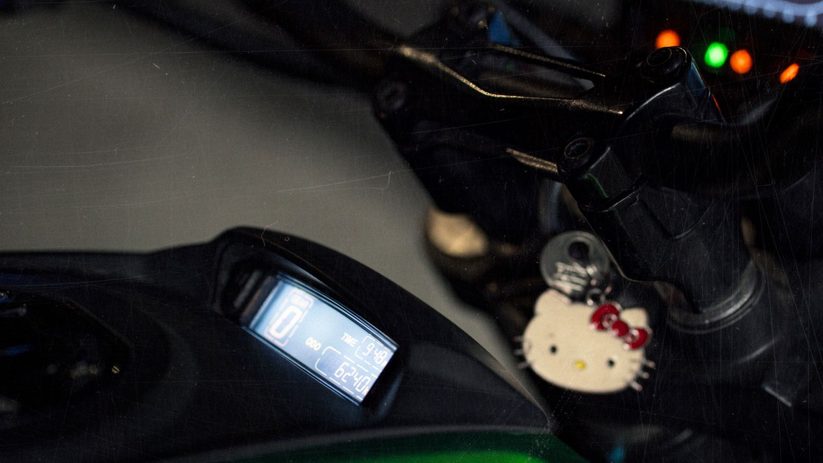 Detalhe de carenagem de moto usada com folga sendo inspecionada de perto