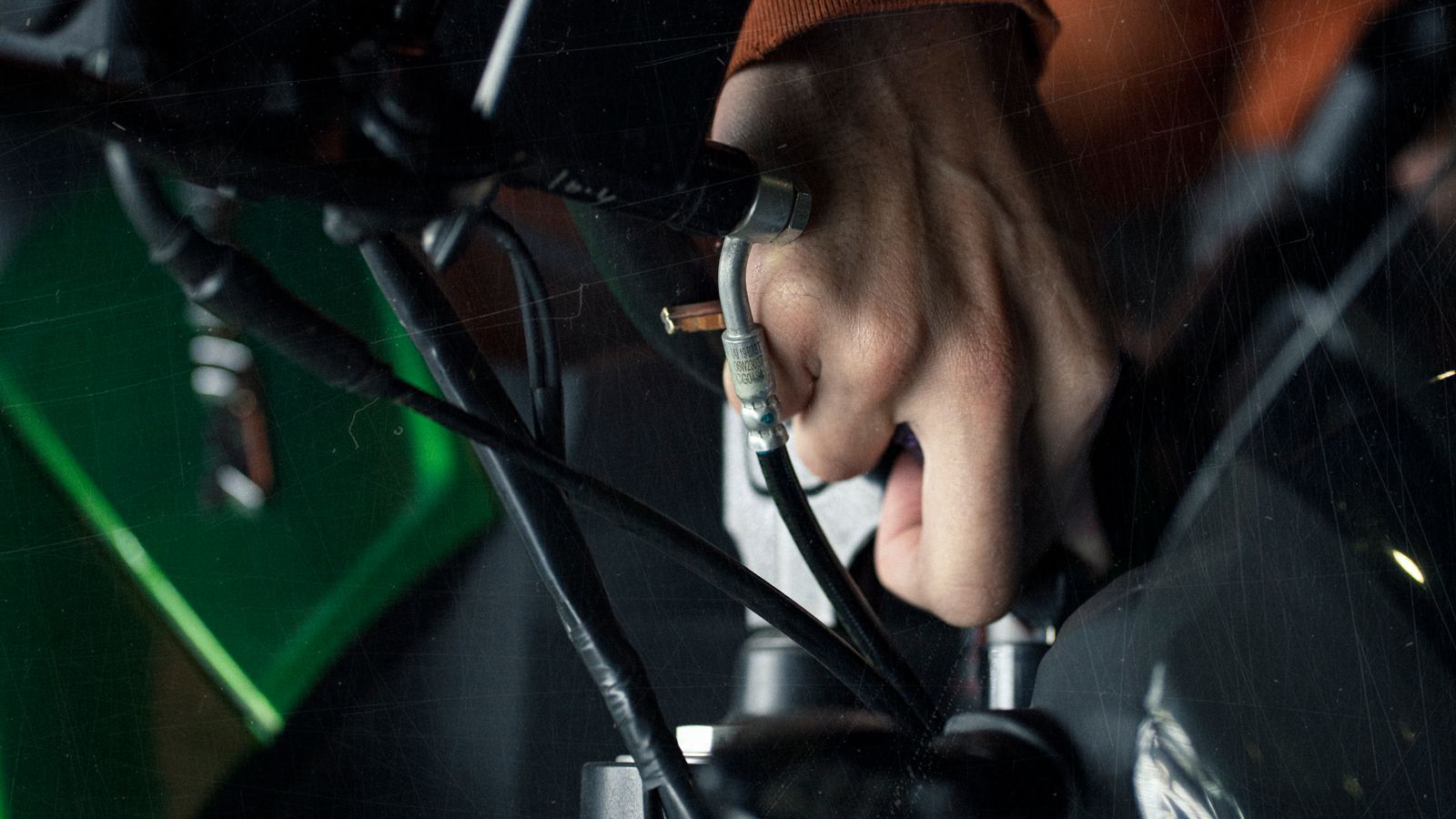 Detalhe da manete e do acionamento da embreagem de uma moto usada durante inspeção
