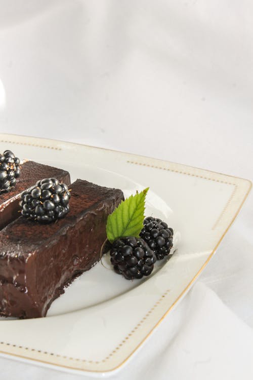 Gratis stockfoto met blackberries, bord, chocoladecake