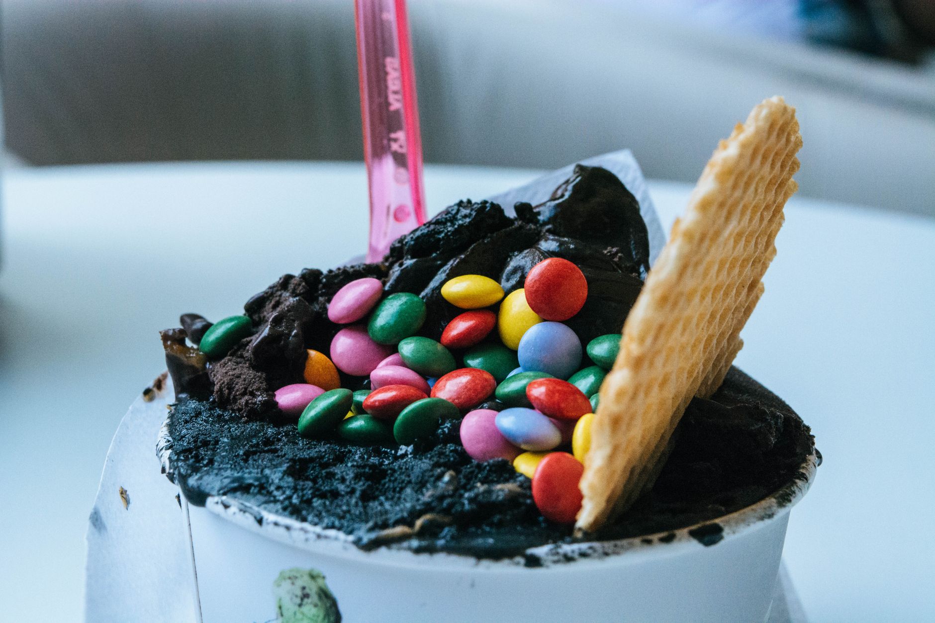 Coppa di gelato con decorazioni e un wafer