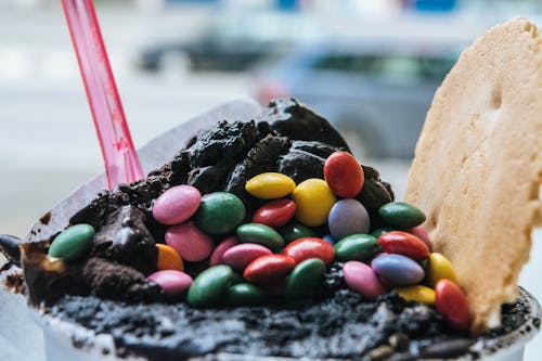 Free Шоколадная крошка разных цветов на черном мороженом Stock Photo