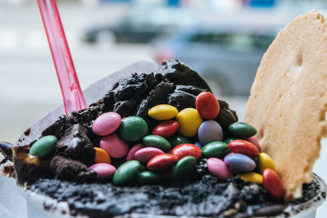 ブラックアイスクリームの盛り合わせ色のチョコレートチップ