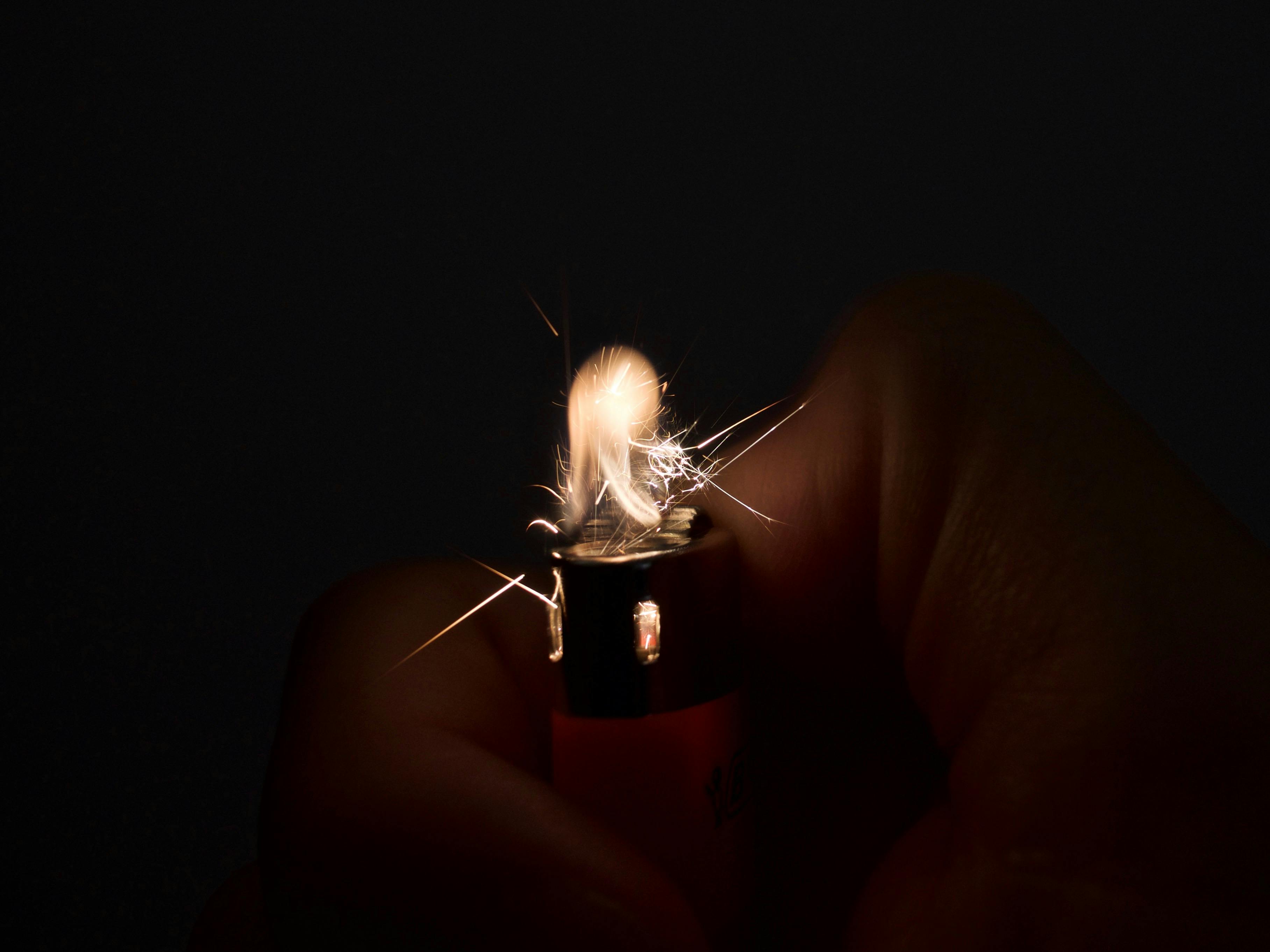 Kostenloses Foto zum Thema feuer, feuerzeug, funken