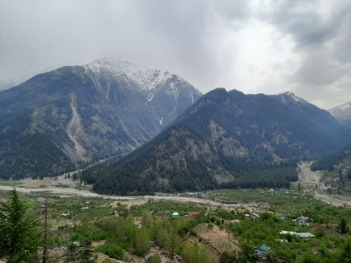 Free A scenic aerial view of snow-capped mountains with a cloudy sky, showcasing nature's beauty. Stock Photo