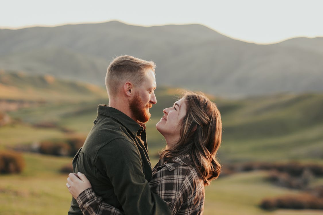 {{https://mixerdates.com/?ch=mixerblog}}honesty-in-dating-couple-laughing-mixerdates